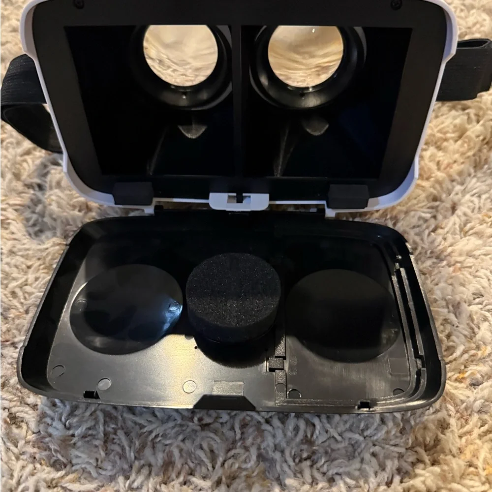 Virtual Reality headset that fits an iPhone